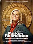 «Parks and Recreation» участника NBC - http://www.kinopoisk.ru/picture/1691821/. Под лицензией Добросовестное использование с сайта Википедия - https://ru.wikipedia.org/wiki/%D0%A4%D0%B0%D0%B9%D0%BB:Parks_and_Recreation.jpg#/media/File:Parks_and_Recreation.jpg