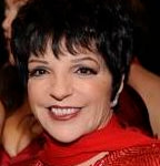 „Liza Minnelli“ von The Heart Truth - The Heart Truth Fashion Show 2008. Lizenziert unter CC BY-SA 2.0 über Wikimedia Commons - https://commons.wikimedia.org/wiki/File:Liza_Minnelli.jpg#/media/File:Liza_Minnelli.jpg