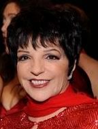 „Liza Minnelli“ von The Heart Truth - The Heart Truth Fashion Show 2008. Lizenziert unter CC BY-SA 2.0 über Wikimedia Commons - https://commons.wikimedia.org/wiki/File:Liza_Minnelli.jpg#/media/File:Liza_Minnelli.jpg