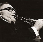 „Benny Goodman2.1971“ von Hans Bernhard (Schnobby) - Eigenes Werk. Lizenziert unter CC BY-SA 3.0 über Wikimedia Commons - https://commons.wikimedia.org/wiki/File:Benny_Goodman2.1971.JPG#/media/File:Benny_Goodman2.1971.JPG