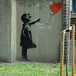 Von LYDIA and her SALAD DAYS - Flickr: BANKSY : LONDON, CC BY-SA 2.0, https://commons.wikimedia.org/w/index.php?curid=73589092