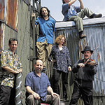 „KlezmaticsBigPhoto1 72dpi“. Lizenziert unter Attribution über Wikimedia Commons - http://commons.wikimedia.org/wiki/File:KlezmaticsBigPhoto1_72dpi.jpg#/media/File:KlezmaticsBigPhoto1_72dpi.jpg