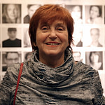 „Österreichischer Filmpreis 2013 C Valie Export“ von Manfred Werner - Tsui - Eigenes Werk. Lizenziert unter CC BY-SA 3.0 über Wikimedia Commons - https://commons.wikimedia.org/wiki/File:%C3%96sterreichischer_Filmpreis_2013_C_Valie_Export.jpg#/media/File:%C3%96sterreichischer_Filmpreis_2013_C_Valie_Export.jpg