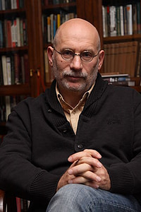 «B.Akunin» участника Strunin - Received directly from the author. Под лицензией CC BY-SA 4.0 с сайта Викисклада - https://commons.wikimedia.org/wiki/File:B.Akunin.JPG#/media/File:B.Akunin.JPG