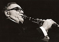 „Benny Goodman2.1971“ von Hans Bernhard (Schnobby) - Eigenes Werk. Lizenziert unter CC BY-SA 3.0 über Wikimedia Commons - https://commons.wikimedia.org/wiki/File:Benny_Goodman2.1971.JPG#/media/File:Benny_Goodman2.1971.JPG