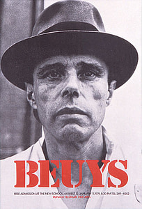 „Beuys-Feldman-Gallery“ von Ronald Feldman Fine Arts - Ronald Feldman Fine Arts. Lizenziert unter CC BY-SA 3.0 über Wikimedia Commons - https://commons.wikimedia.org/wiki/File:Beuys-Feldman-Gallery.jpg#/media/File:Beuys-Feldman-Gallery.jpg