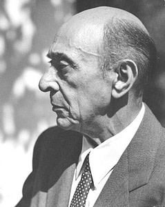 „Arnold Schoenberg la 1948“ von Florence Homolka - Source of photo is the Schoenberg Archives at USC. The archive grants permission to publish this image, provided that the photographer is credited. [1]. Lizenziert unter Attribution über Wikimedia Commons - http://commons.wikimedia.org/wiki/File:Arnold_Schoenberg_la_1948.jpg#/media/File:Arnold_Schoenberg_la_1948.jpg