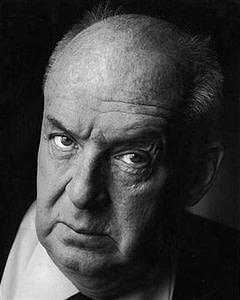 «Nabokov» участника Horst Tappe - http://www.ralphmag.org/CP/nabokov.html. Под лицензией Добросовестное использование с сайта Википедия - https://ru.wikipedia.org/wiki/%D0%A4%D0%B0%D0%B9%D0%BB:Nabokov.jpg#/media/File:Nabokov.jpg