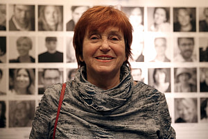 „Österreichischer Filmpreis 2013 C Valie Export“ von Manfred Werner - Tsui - Eigenes Werk. Lizenziert unter CC BY-SA 3.0 über Wikimedia Commons - https://commons.wikimedia.org/wiki/File:%C3%96sterreichischer_Filmpreis_2013_C_Valie_Export.jpg#/media/File:%C3%96sterreichischer_Filmpreis_2013_C_Valie_Export.jpg
