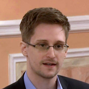 Von https://www.youtube.com/user/TheWikiLeaksChannel - Derived from: File:Edward Snowden speaks about government transparency at Sam Adams award presentation in Moscow.webm @20s, CC BY 3.0, https://commons.wikimedia.org/w/index.php?curid=28971285