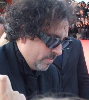 „Tim burton“ von Pina90 - Eigenes Werk. Lizenziert unter CC BY 3.0 über Wikimedia Commons - http://commons.wikimedia.org/wiki/File:Tim_burton.jpg#/media/File:Tim_burton.jpg