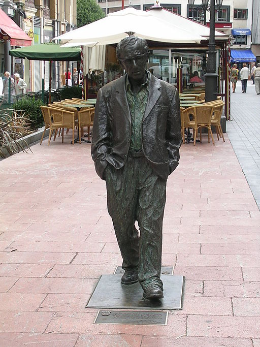 „Estatua Woody Allen en Oviedo“ von Noemy García García - Tomada por Noemy García García usando una cámara Nikon E3200.. Lizenziert unter CC BY-SA 2.5 es über Wikimedia Commons - https://commons.wikimedia.org/wiki/File:Estatua_Woody_Allen_en_Oviedo.jpg#/media/File:Estatua_Woody_Allen_en_Oviedo.jpg