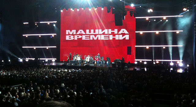 "Машина Времени - 40" by Mikhail (Vokabre) Shcherbakov from Moscow, Russia - Mashina Vremeni 40 years jubilee concert. Licensed under CC BY-SA 2.0 via Wikimedia Commons - https://commons.wikimedia.org/wiki/File:%D0%9C%D0%B0%D1%88%D0%B8%D0%BD%D0%B0_%D0%92%D1%80%D0%B5%D0%BC%D0%B5%D0%BD%D0%B8_-_40.jpg#/media/File:%D0%9C%D0%B0%D1%88%D0%B8%D0%BD%D0%B0_%D0%92%D1%80%D0%B5%D0%BC%D0%B5%D0%BD%D0%B8_-_40.jpg