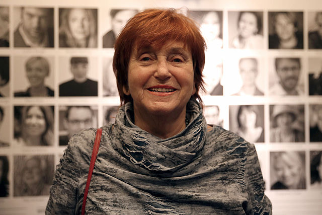 „Österreichischer Filmpreis 2013 C Valie Export“ von Manfred Werner - Tsui - Eigenes Werk. Lizenziert unter CC BY-SA 3.0 über Wikimedia Commons - https://commons.wikimedia.org/wiki/File:%C3%96sterreichischer_Filmpreis_2013_C_Valie_Export.jpg#/media/File:%C3%96sterreichischer_Filmpreis_2013_C_Valie_Export.jpg